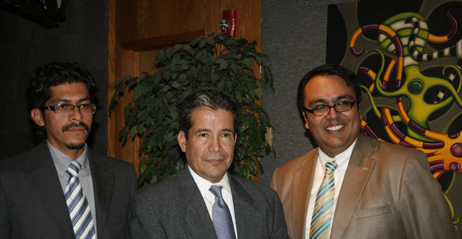 Artistas Leo albizo (izquierda) y Ricardo Guevara (derecha) acompañan a Roberto Rodríguez Hernández, Consul de México en El Paso (Jago Molinet/Borderzine.com)