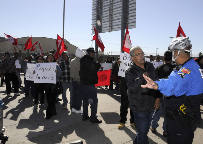 Guillermo Glenn, coordinador de la Asociación de Trabajadores Fronterizos, reclama por el desalojo de los manifestantes. (Jorge Jiménez, cortesía de El Diario de El Paso)