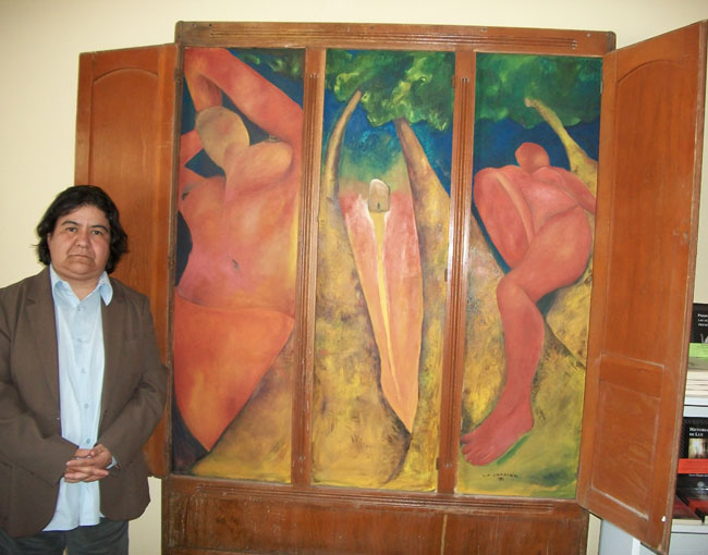 Cecilia Briones, La Catrina, junto a su obra Mujeres Desaparecidas (Perla Chaparro/Borderzine.com)