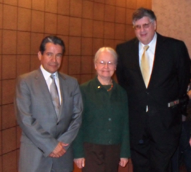 Roberto Rodríguez Hernández (left), Consul de México en El Paso, and Diana Natalicio, UTEP President, accompany Ambassador Davidow.