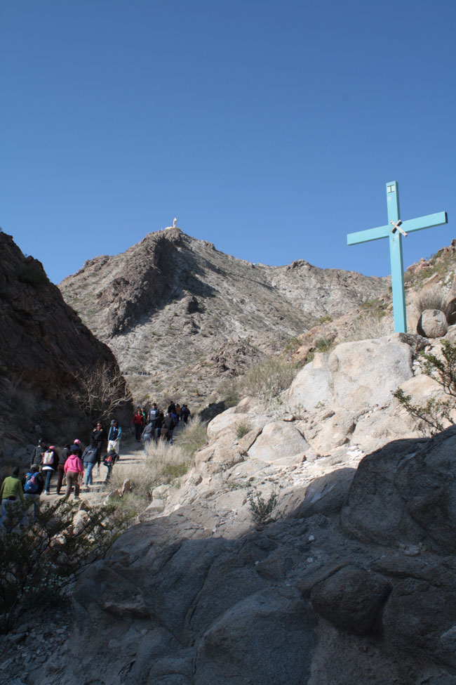 Pilgrims on its way to Mount Cristo Rey (Raymundo Aguirre/Borderzine.com)
