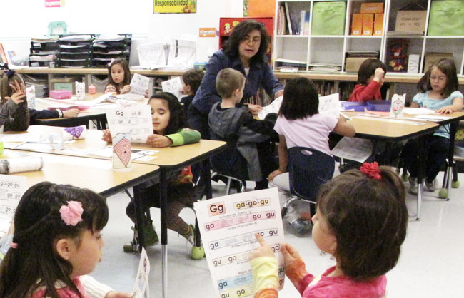 Students learn to pronounce syllables in Spanish formed with letter G at Ms. Compean's kindergarten class. (Lucía Murguía/Borderzine.com)
