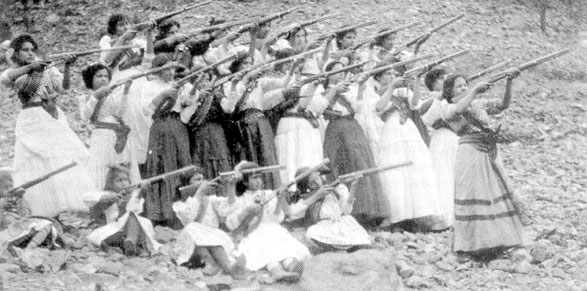 Soldaderas posan con sus armas durante la revolución mexicana. (Foto de dominio público)