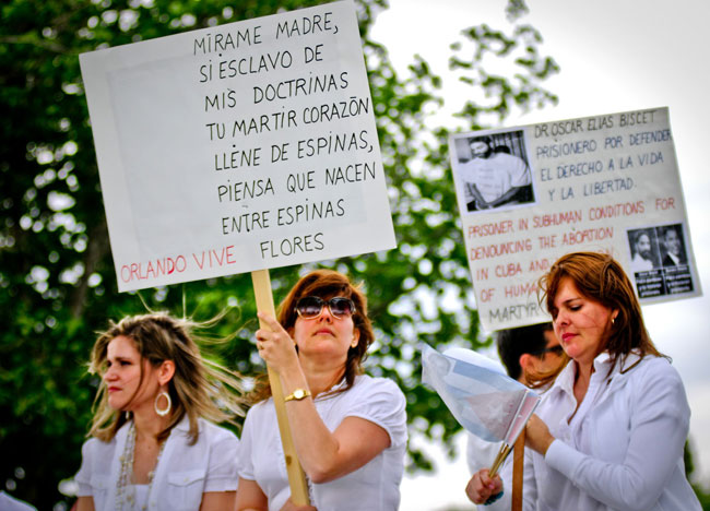 Las Damas de Blanco surgieron en 2003 luego de la llamada “Primavera Negra de Cuba” en que se detuvieron a diversas personas por razones políticas. (Víctor Ramírez/Borderzine.com)