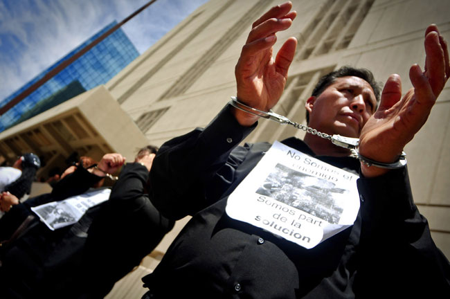 Esposados protestan contra ley anti-inmigrante de Arizona (Víctor Ramírez/Borderzine.com)