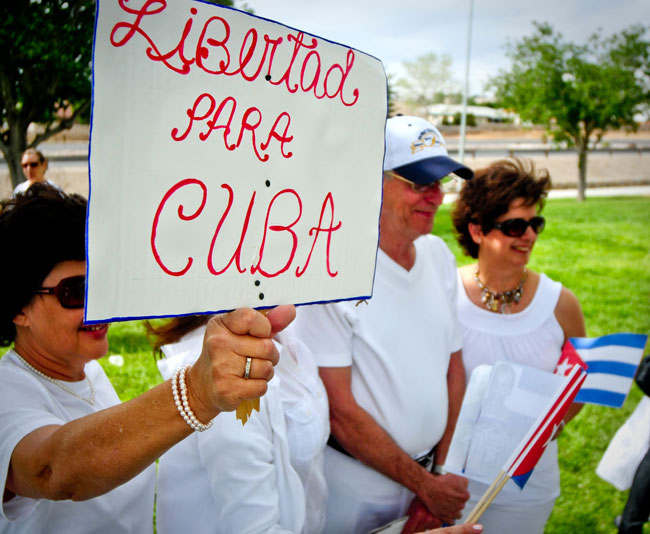 "Libertad para Cuba" se lee en los carteles que portaban las Damas de Blanco (Víctor Ramírez/Borderzine.com)
