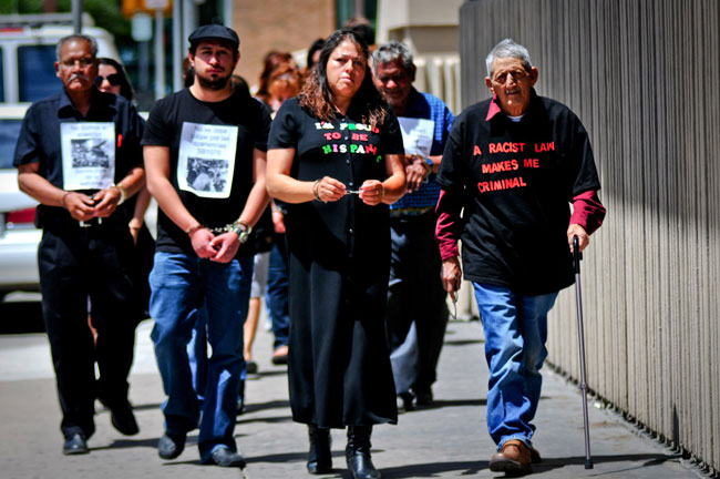 Integrantes de la Red Fronteriza por los Derechos Humanos se dirigen a la Oficina del Sheriff de El Paso. (Víctor Ramírez/Borderzine.com)
