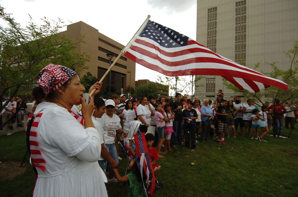 Alrededor de 200 personas se reunieron frente al nuevo edificio de la Corte Federal para celebrar la suspensión parcial de la ley SB1070. (Juan Torres/Borderzine.com)