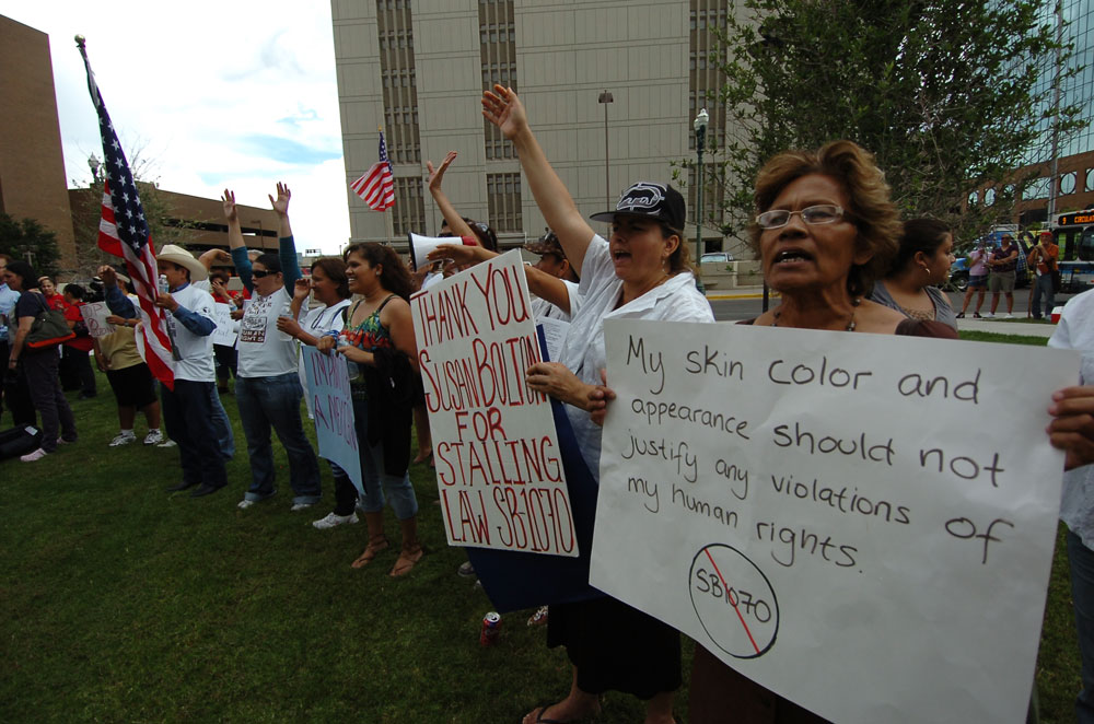 Los manifestantes agradecieron el fallo de la jueza de Phoenix, Susan Bolton, a través del cual se suspendieron las secciones más racistas de la ley SB1070. (Juan Torres/Borderzine.com)