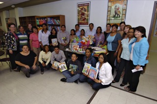 Maestros visitantes de Centro y Sur América posan junto a sus homólogos de UTEP. (Juan Torres/Borderzine.com)