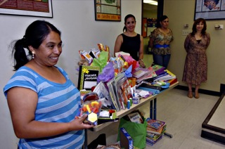 Una profesora centro americana agradece emocionada los donativos. (Juan Torres/Borderzine.com)