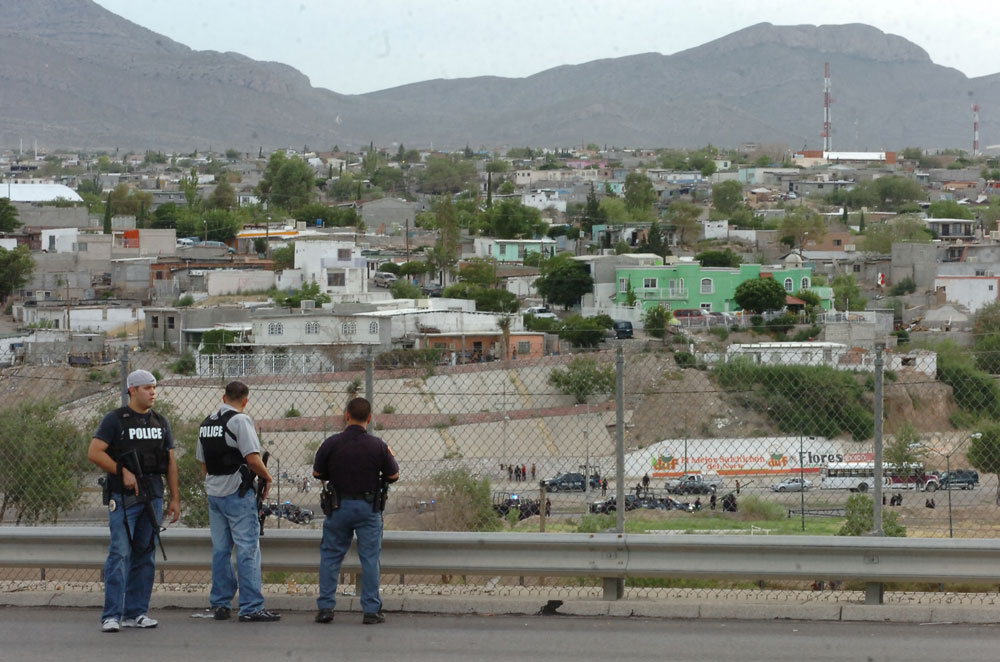 Oficiales de la Policía de El Paso observan las acciones de la Policía Federal en el incidente ocurrido el sábado 21 de agosto. (Juan Torres/Borderzine.com)