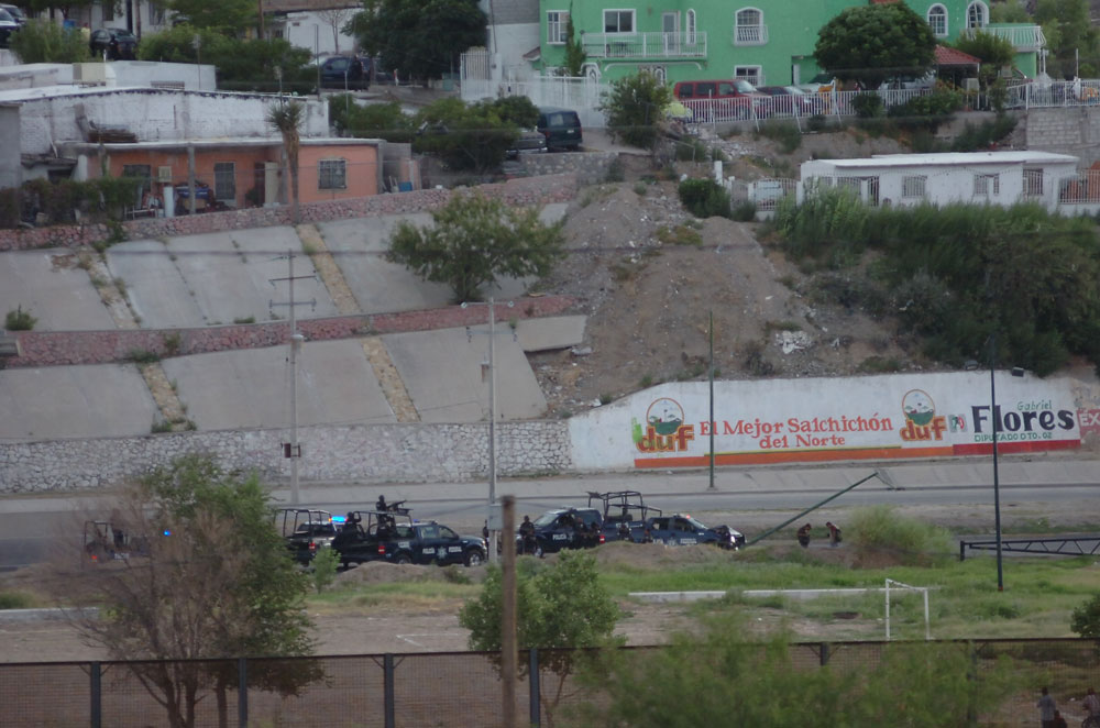 Un acercamiento de las acciones de la Policía Federal en el Boulevard Bernardo Norzagaray cerca del Parque de las Tortugas, donde ocurrió la balacera. (Juan Torres/Borderzine.com)