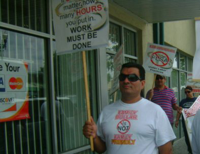 Un manifestante lleva una camiseta donde se lee: Family Dollar no es amiga de las familias. (Courtesy of Retail Workers Rights Committee)