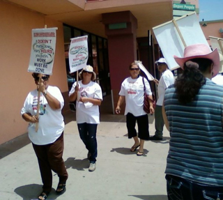 Un manifestante lleva una camiseta donde se lee: Family Dollar no es amiga de las familias. (Courtesy of Retail Workers Rights Committee)