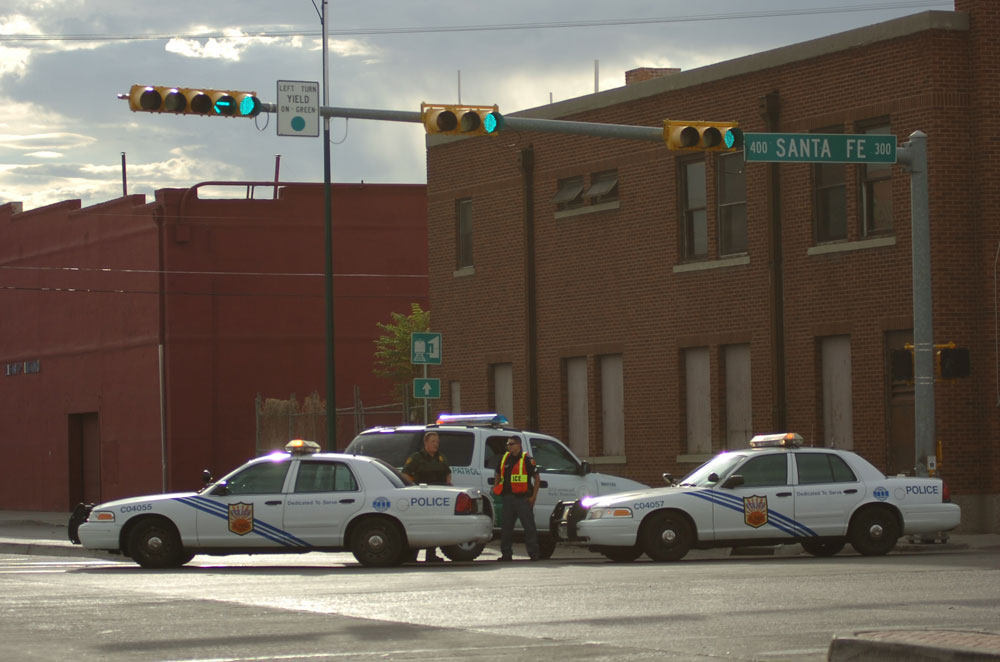La Policía de El Paso acordonó la avenidad Paisano entre sus intersecciones con la Avenida Santa Fé (en esta foto) y la Avenida Sun Bowl. (Juan Torres/Borderzine.com)
