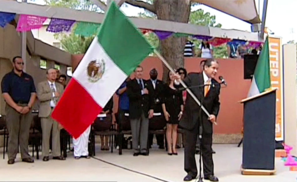 El Cónsul General de México en El Paso, Roberto Rodríguez Hernández, da el grito en la celebración organizada por la Universidad de Texas en El Paso. (Brenda Reyes/Borderzine.com)