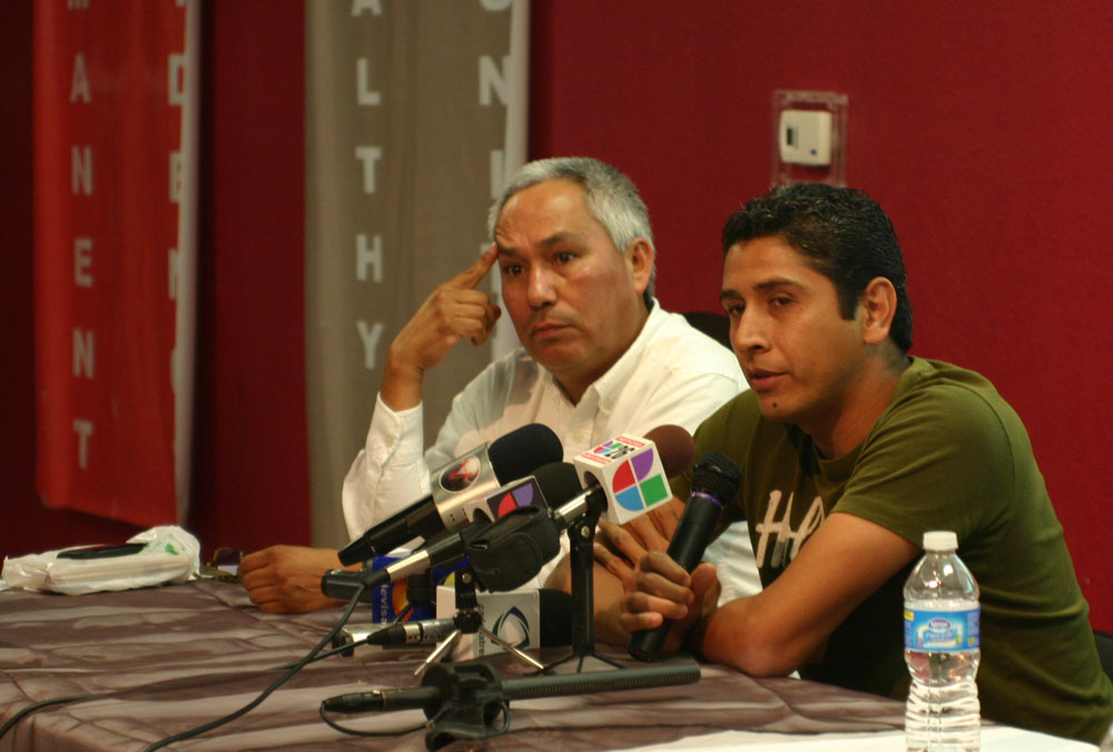 Periodistas mexicanos en el exilio, Emilio Gutiérrez Soto (izquierda) y Ricardo Chávez Aldana, pidieron al gobierno del Presidente Obama que agilice sus solicitudes de asilo político. (John De Frank/Borderzine.com)
