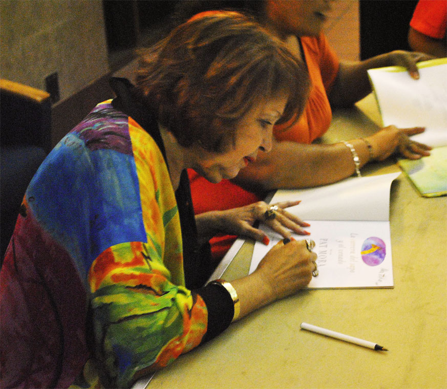 Pat Mora signs books at The University of Texas at El Paso (Julie L. Ortiz/Borderzine.com)