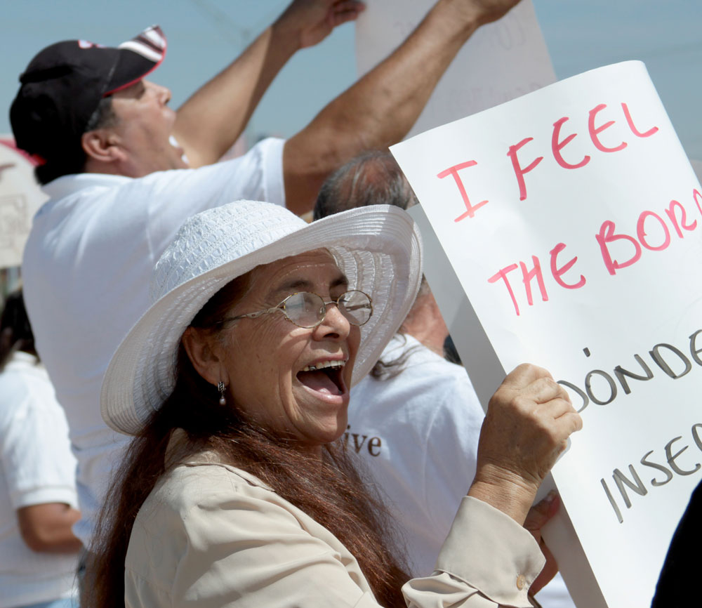 Some 100 protesters lined up on Airway Boulevard between Montana and Boeing to demand immigration reform. (Raymundo Aguirre/Borderzine.com)