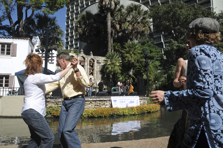 A couple enjoys dancing Los Pistoleros' spicy, accordion-driven gumbo mix. (Patrick Desmond/Borderzine.com)