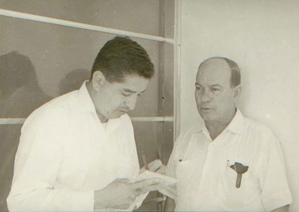 omando notas durante una entrevista, Salazar era conocido por sus profundos reportajes. Sus entrevistados van desde el Presidente Eisenhower hasta César Chavez y Robert F. Kennedy.