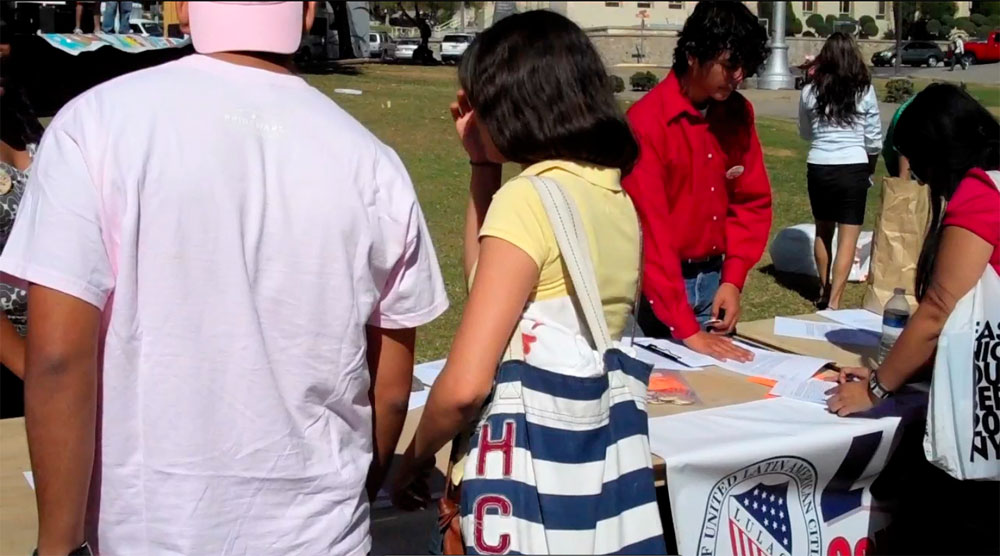 UTEP students signed letters in support of the Dream Act addressed to Texas state senators. (John De Frank/Borderzine.com)