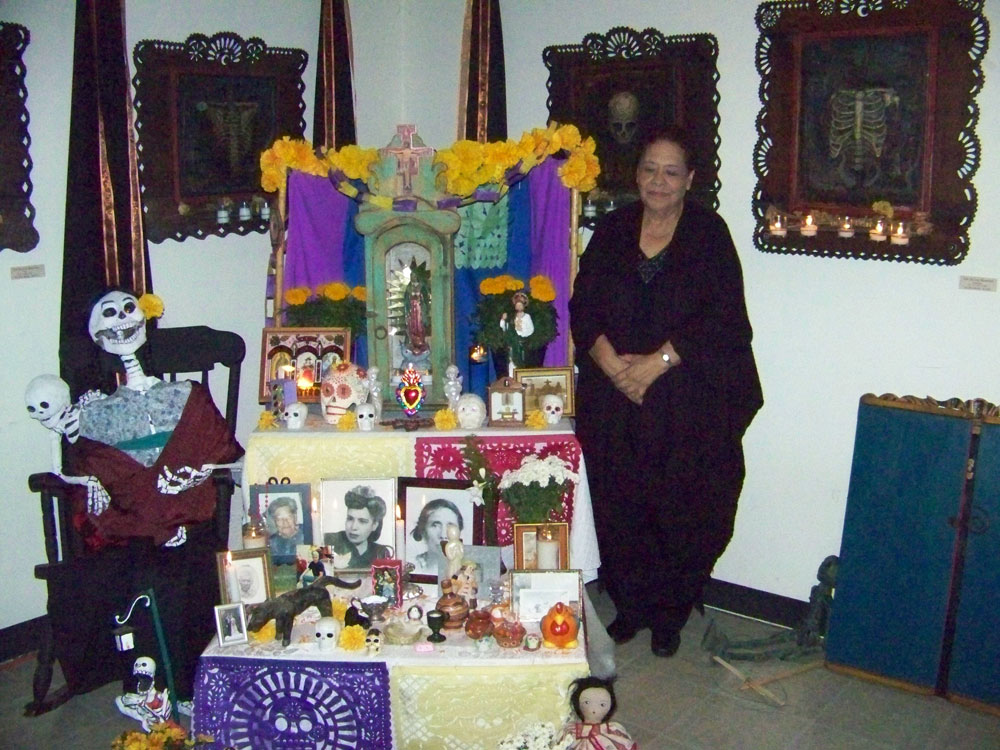 Griselda Flores y su altar. (Danya Hernández/Borderzine.com)