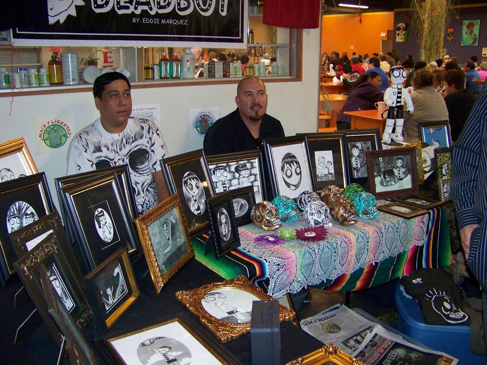 El artista Eddie Márquez exhibió sus pinturas en El Mercado Mayapán. (Danay hernández/Borderzine.com)