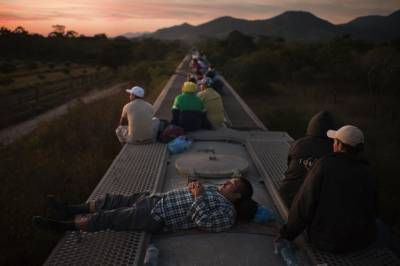 David Rochkind, Train headed north with potential migrants to the US in southern Mexico. (Reproduced under fair use terms by http://www.mocp.org)