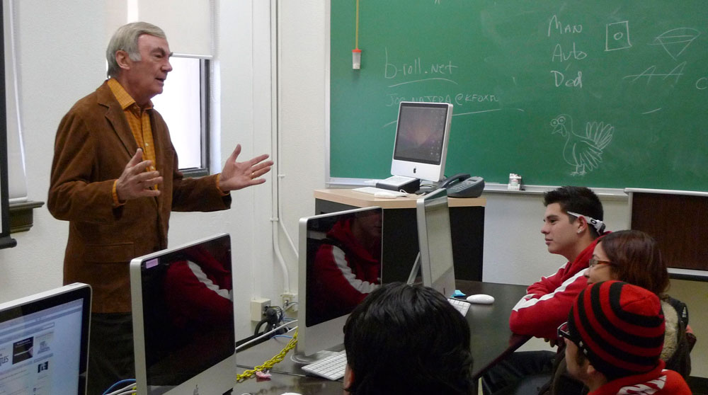 Veteran reporter, Sam Donaldson, talking to UTEP students at Borderzine's lab. (David Smith-Soto/Borderzine.com)