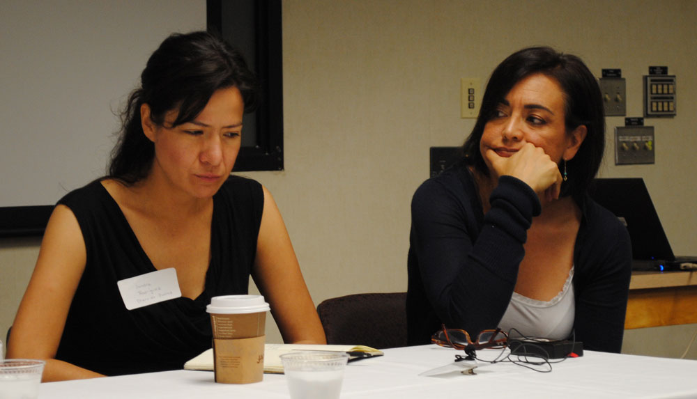 Las periodistas Sandra Rodríguez (izquierda) y Patricia Giovini, reflexionan sobre los peligros de su profesión en un panel organizado por la Universidad de Texas en El Paso. (Lourdes Cueva Chacón/Borderzine.com)