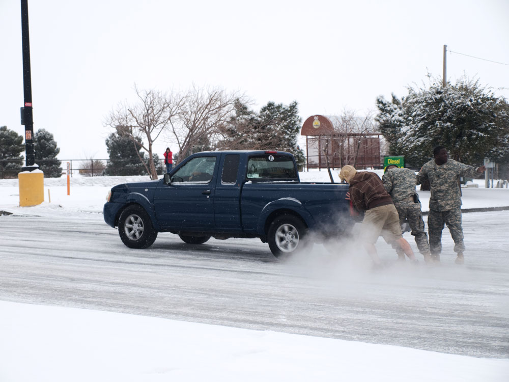 El Pasoans were asked to stay home the first few days due to icy roads and single-digit temperatures that caused accidents around the city. (Robert Brown/Borderzine.com)