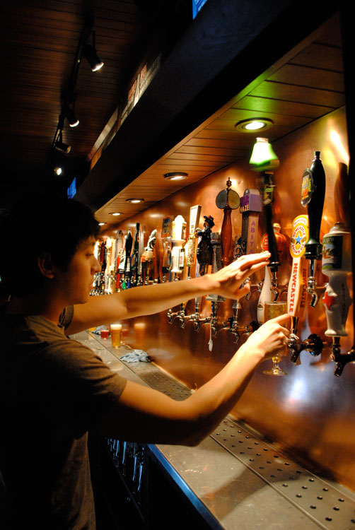 Hoppy Monk bartender pours an ice cold craft beer pint. (Omar Lozano/Borderzine.com)