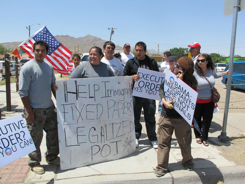 A handful of protesters gathered outside Chamizal National Memorial to ask for the legalization of marihuana and undocumented immigrants. (Jacqueline Devine/Borderzine.com)