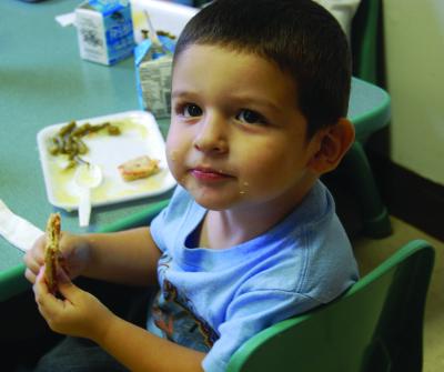 The students at Even Start enjoy healthy snacks before their naptime. (Kayla Thomas/El Nuevo Tennessean)