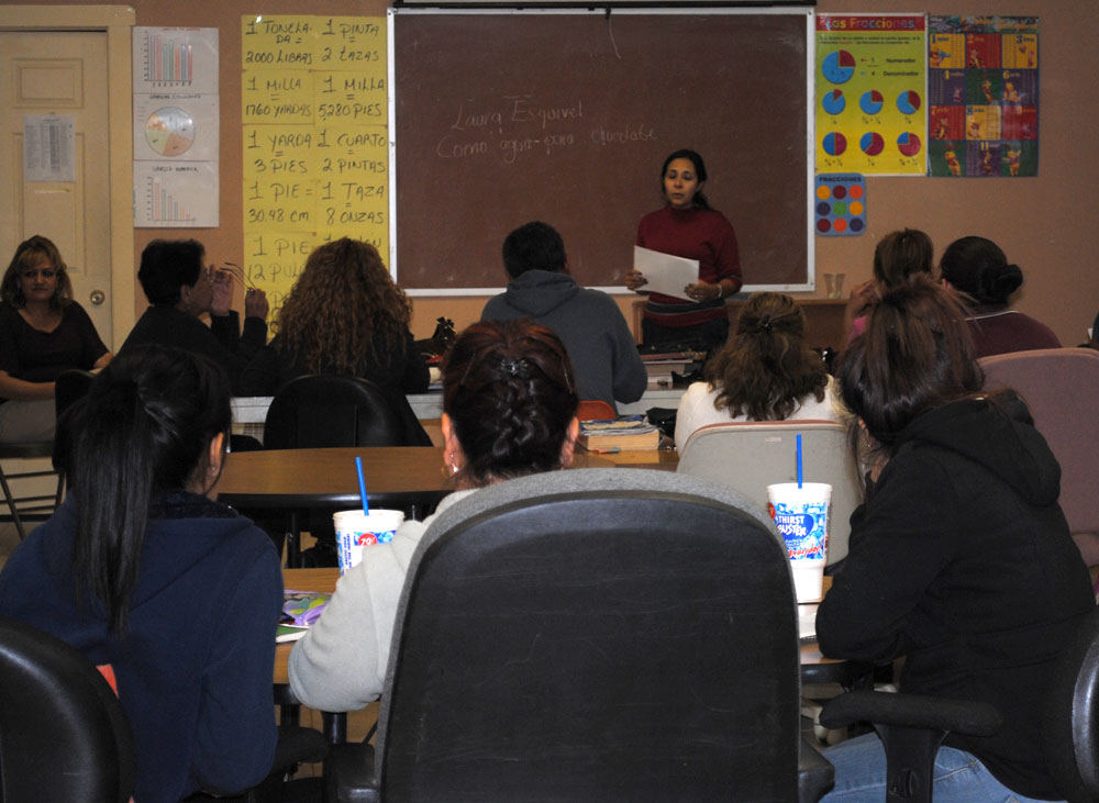 Hombres y mujeres asisten a las clases del programa. (Elvia Navarrete/Borderzine.com)