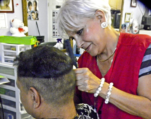 Elsa trabaja en el Downtown de El Paso desde hacer cuarenta años. (Guerrero Garcia/Borderzine.com)