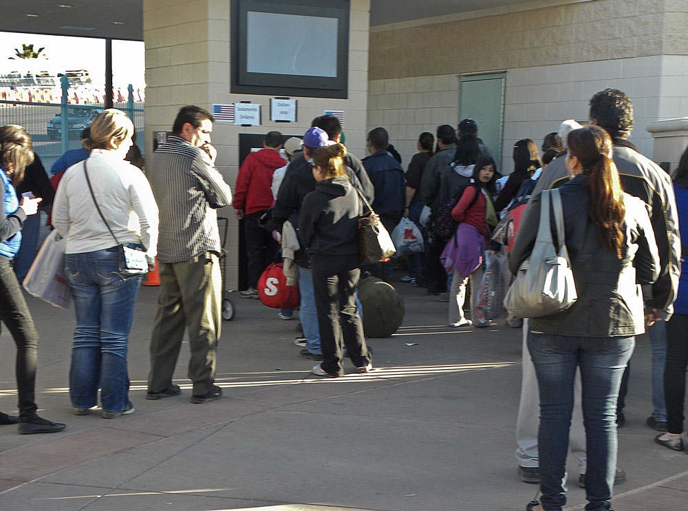 The new system is causing stalled lines because of a learning curve in pedestrians and some problems with the new machines. (Guerrero Garcia/Borderzine.com)