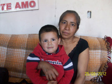 Bertha García y su nieto, madre e hijo de Brenda Berenice Castillo Garcia desaparecida el 6 de enero del 2009. (Gloria Aime Ramirez/Borderzine.com)