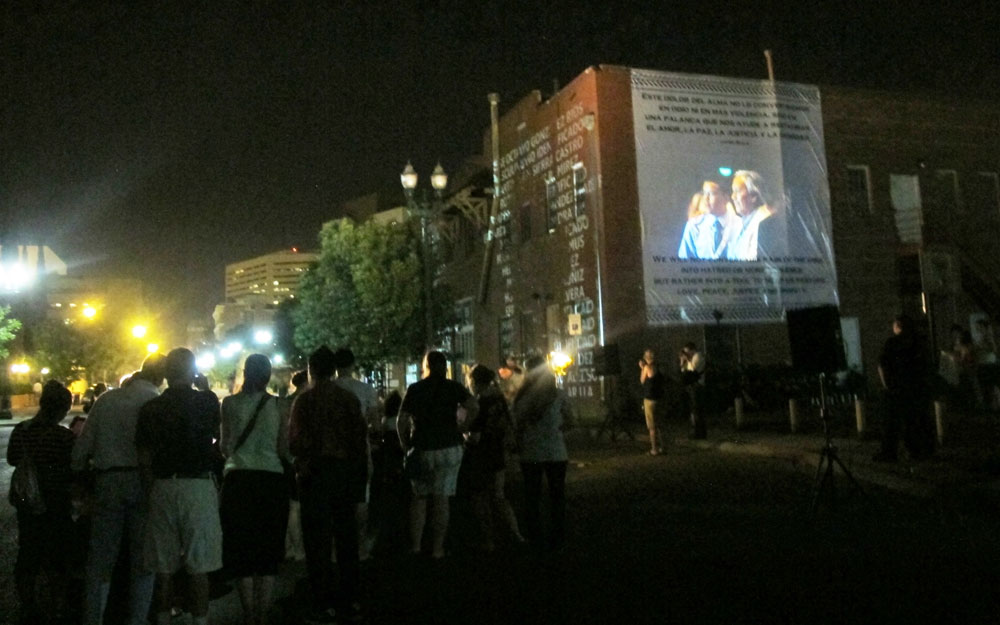 Una multitud se congrega cada noche ante el frontis de Casa Anunciación. (Victoria A. Perez/Borderzine.com)