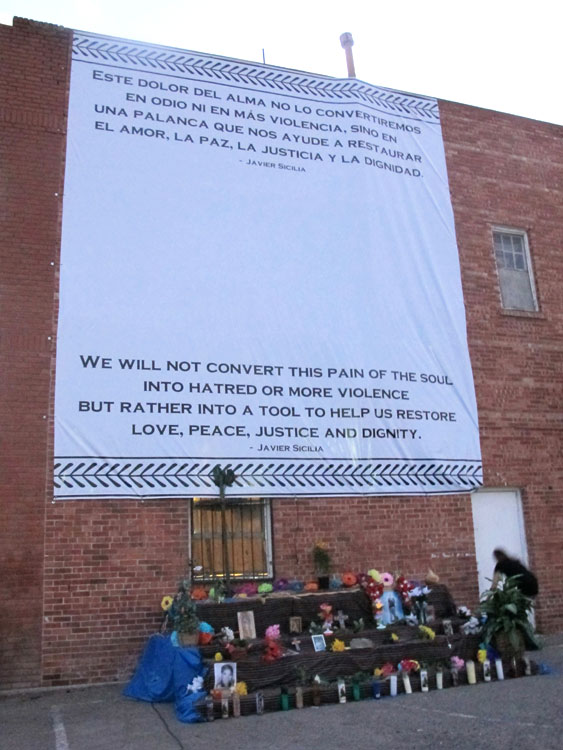 Ciudadanos de El Paso y Ciudad Juárez depositan flores y recuerdos en el altar preparado para la vigilia. (Victoria A. Perez/Borderzine.com)