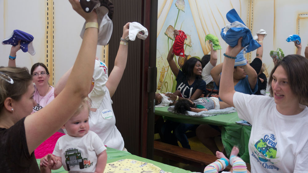El Paso moms changed diapers to raise awarness about the benefits of using cloth diapers. (Lourdes Cueva Chacón/Borderzine.com)