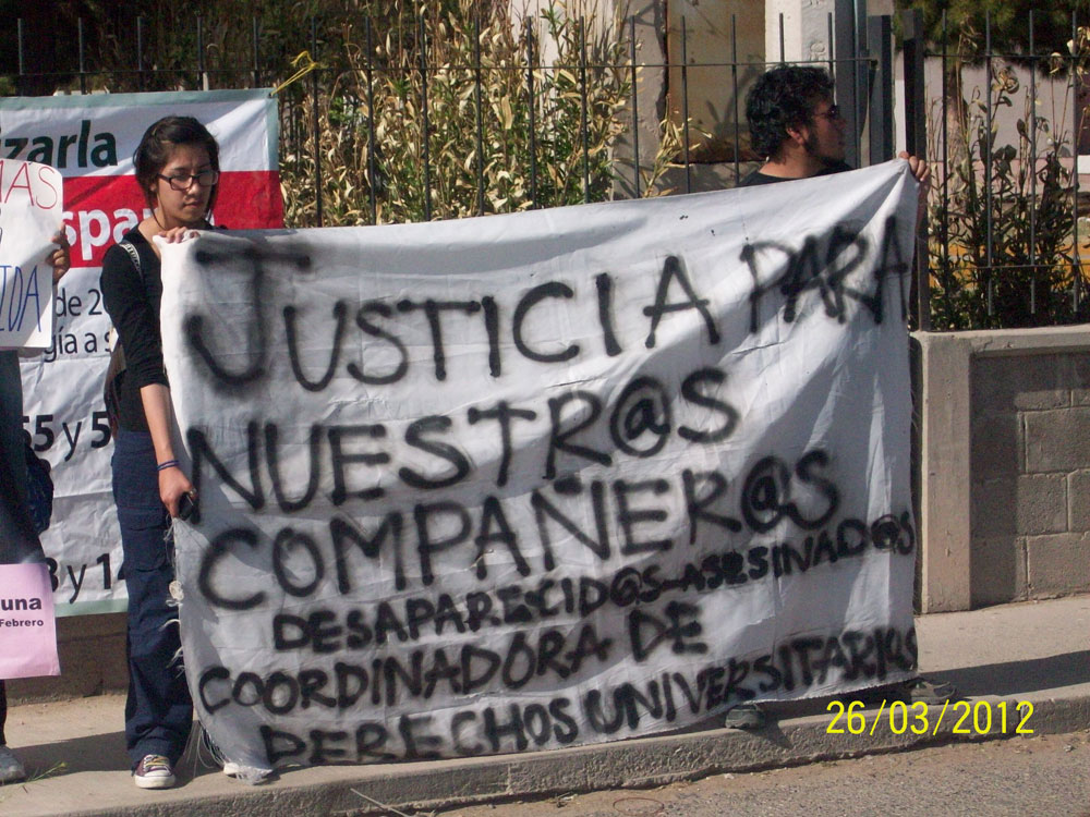 Protesta en la Universidad Autónoma de Cd. Juárez por el tercer aniversario de la desaparición de Mónica Alanis. (Gloria Aime Ramirez/Borderzine.com)