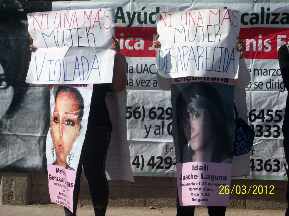 Protesta en la Universidad Autónoma de Cd. Juárez por la falta de investigación de las autoridades tras 20 años de feminicidios y desapariciones. (Gloria Aime Ramirez/Borderzine.com)