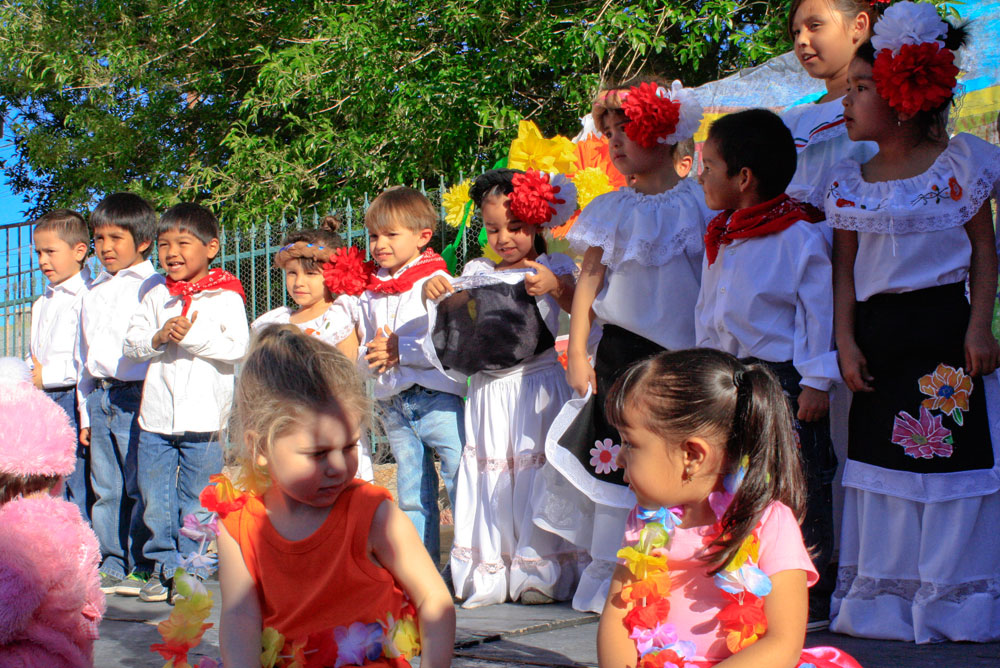 On March 23, the daycare invited the parents and family members to see the children dance typical Mexican folk music and recite poems in honor of Benito Juárez. (Danya Hernandez/Borderzine.com)