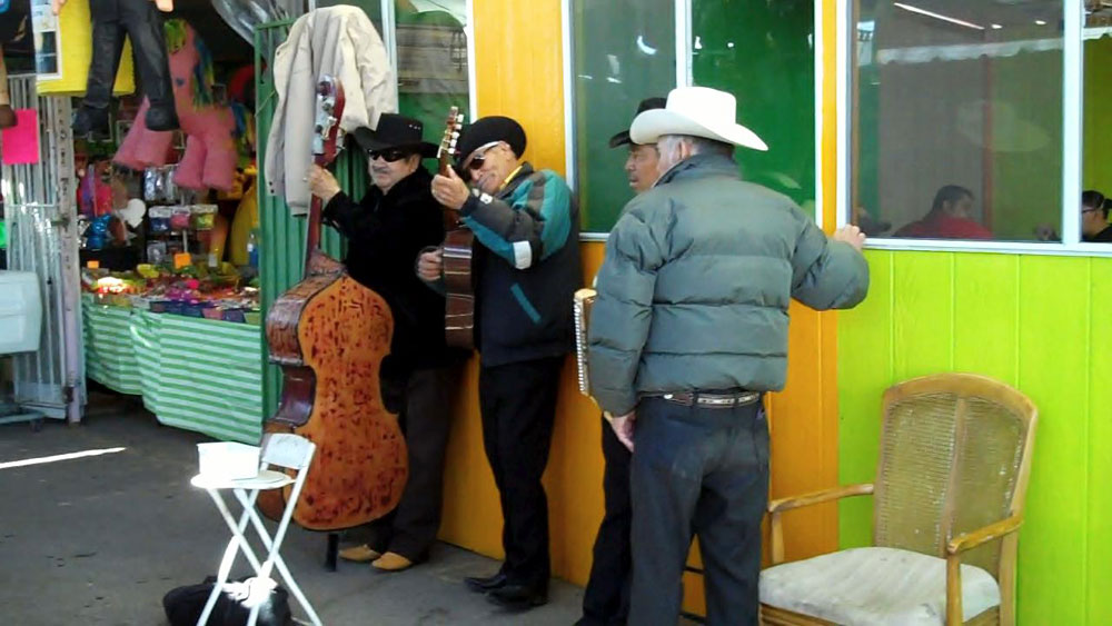 A group of musicians and singers entertains for tips. (Amanda Duran/Borderzine.com)
