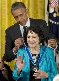 President Obama condecorates Dolores Huerta. (©HIspanic Link)