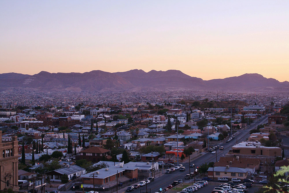 Bright lights, big cities. El Paso/Cd. Juárez in the early evening from Tom Lea Park. (Cheryl Howard/Borderzine.com)