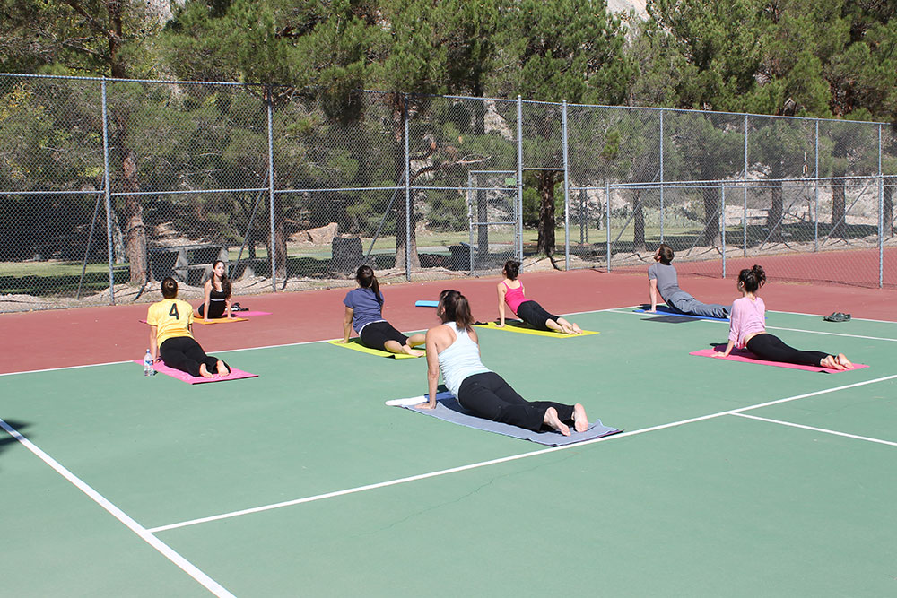 Rose Garza offers free classes on Sunday mornings at the tennis court of the Camelot Apartment complex on the West side. (Jessica Alvarez/Borderzine.com)